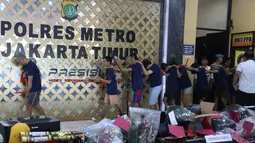 Polres Jakarta Timur mengungkap 17 pelaku dari 15 laporan polisi (LP), dengan 14 di antaranya ditetapkan sebagai tersangka kasus serangkaian penyerangan, perusakan, dan pembakaran Markas Polres Metro Jakarta Timur serta enam polsek pada 30–31 Agustus 2025. (Kapanlagi.com/Budy Santoso)