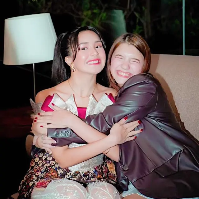 Dukung Sahabat, Ini 6 Potret Cassandra Lee di Gala Premiere Film Baru Beby Tsabina