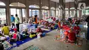 Warga korban banjir Cipinang Melayu beristirahat saat mengungsi di Masjid Universitas Borobudur, Jakarta, Minggu (21/2/2021). Sebanyak 60 orang warga dari RW 04 Kelurahan Cipinang Melayu mengungsi karena permukimannya terendam banjir akibat luapan air Kali Sunter. (Liputan6.com/Faizal Fanani)