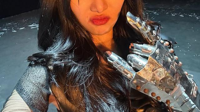 Potret Isyana Sarasvati dengan Makeup Bold yang Unik (credit: instagram/isyanasarasvati)