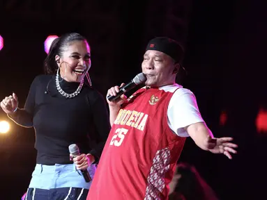 Aksi panggung Iwa K bersama Denada dalam malam Pesta Rakyat Konser Kemerdekaan  di Senayan, Jakarta, Rabu (17/8). Acara konser untuk memperingati HUT ke-71 Kemerdekaan Indonesia. (Liputan6.com/Faizal Fanani)