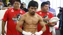 Petinju Manny Pacquiao memamerkan tubuh atletisnya seusai latihan jelang pertarungan melawan Tim Bradley di Hollywood, Los Angeles, California, Rabu (30/3). Petinju berjuluk ‘Pacman’ itu akan menantang Bradley pada 9 April 2016. (REUTERS/Lucy Nicholson)