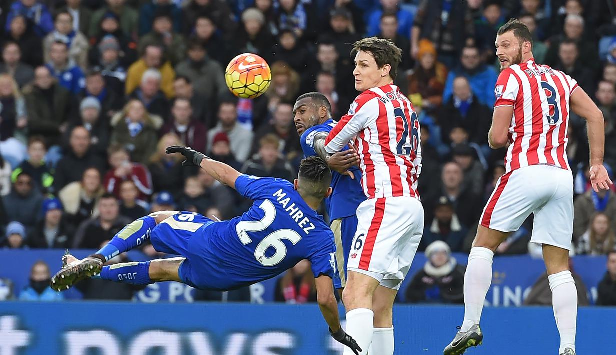 Pemain Leicester City', Riyad Mahrez (kiri) berusaha menendang bola ke arah gawang Stoke City dalam laga Liga Inggirs di Stadion King Power Stadium, Leicester, (23/1/ 20160. (AFP/Paul Ellis)