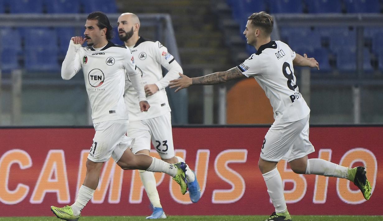 Striker Spezia, Daniele Verde (kiri) melakukan selebrasi usai mencetak gol ketiga timnya ke gawang AS Roma dalam laga babak 16 besar Coppa Italia 2020/21 di Olimpico Stadium, Roma, Selasa (19/1/2021). Spezia menang 4-2 (2-2) atas AS Roma melalui extra time. (LaPresse via AP/Alfredo Falcone)