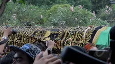 Jenazah pelawak sekaligus presenter televisi Olga Sahputra tiba di Tempat Pemakaman Umum (TPU) Malaka, Pondok Kelapa, Jakarta, Sabtu (28/03/2015). (Liputan6.com/Andrian M Tunay)
