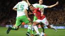 Pemain Manchester United, Memphis Depay berusaha melewati hadangan pemain Wolfsburg pada laga Liga Champions di Stadion Old Trafford, Inggris, Kamis (1/10/2015). (AFP Photo/Paul Ellis)