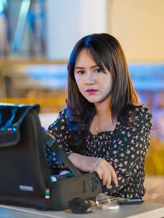 Happy Asmara memiliki tatapan yang bisa bikin netizen terkesima. Wajar saja jika foto Happy Asmara dengan kenakan outfit hitam ini banjir komentar dari netizen. Netizen ramai menyebut Happy cantik memesona. (Liputan6.com/IG/@happy_asmara77)