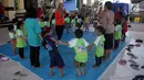 Anak-anak TK menari di kamp pengungsian Gor Swace Pura, Klungkung, Bali, Kamis (28/09). Kegiatan tersebut bertujuan menghilangkan rasa trauma serta sebagai sarana bermain anak korban bencana alam. (Liputan6.com/Gempur M Surya)