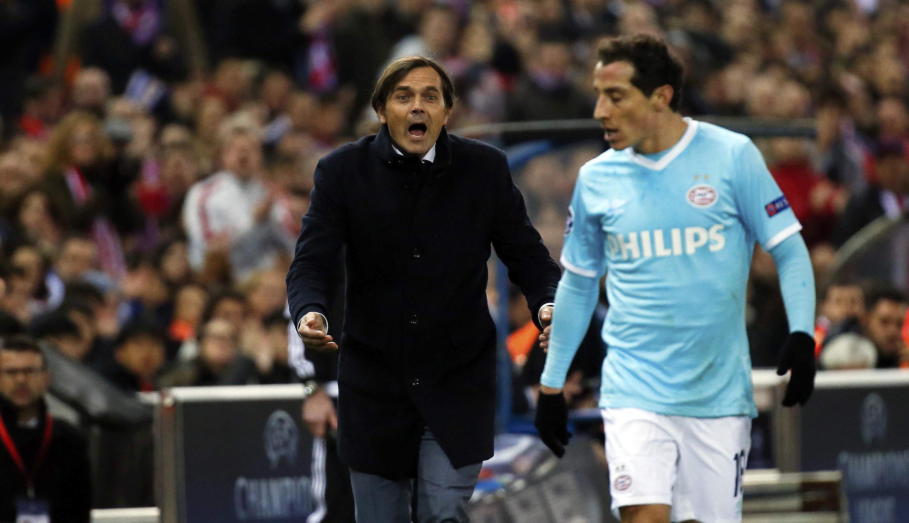 Phillip Cocu masuk dalam daftar kandidat pelatih Barcelona. (Reuters/Susana Vera)