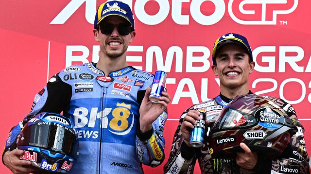 Pembalap Ducati, Marc Marquez (kanan), dan pembalap BK8 Gresini Racing, Alex Marquez (L), di podium pertama dan kedua MotoGP Italia