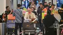 Sebelumnya, ribuan jemaah umrah asal Indonesia mengalami penjadwalan ulang (reschedule) penerbangan. Tampak dalam foto, umat Muslim Indonesia yang kembali usai menunaikan ibadah Umrah tiba di Bandara Internasional Soekarno-Hatta, Tangerang, Banten, pada Selasa 10 Maret 2026. (BAY ISMOYO/AFP)