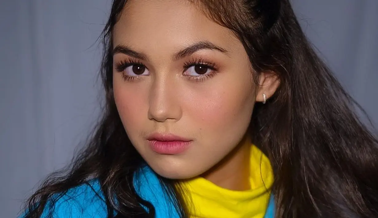 Bintang sinetron "Dari Jendela SMP" ini memang kerap tampil dengan wajah natural. Walaupun demikian, ia juga tetap memesona saat tampil dengan makeup tebal. (Liputan6.com/IG/@saskiachadwick_)