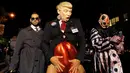 Seseorang berpakaian seperti calon presiden dari Partai Republik, Donald Trump saat mengikuti perayaan di Greenwich Village Halloween Parade di Manhattan, New York, AS (31/10). (Reuters/Andrew Kelly)
