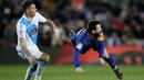 Aksi pemain FC Barcelona, Lionel Messi (kanan) menghindar dari adangan pemain Deportivo Coruna, Fabian Schar pada lanjutan La Liga Santander di Camp Nou stadium, Barcelona, (17/12/2017). Barcelona menang 4-0. (AP/Manu Fernandez)