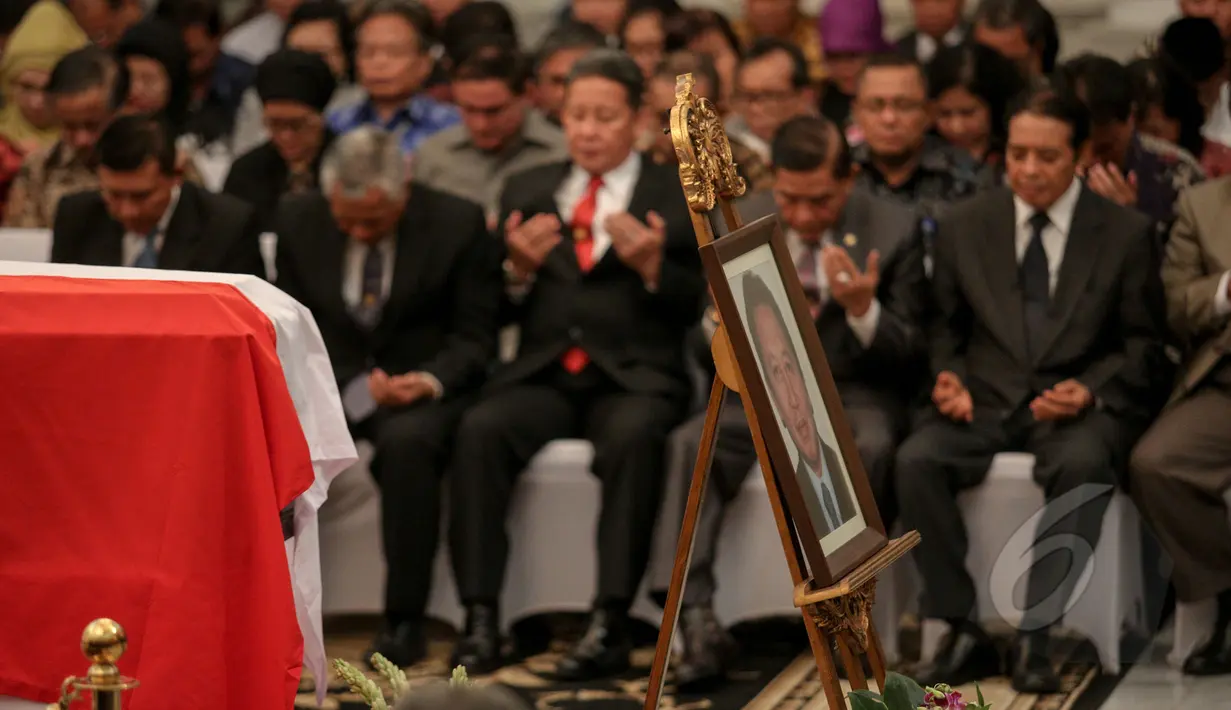 Pelayat memanjatkan doa ketika upacara penghormatan Dubes RI untuk Pakistan, Burhan Muhammad di Kementrian Luar Negeri, Jakarta, Selasa (19/5/2015). Burhan wafat setelah menjalani perawatan pasca kecelakaan helikopter. (Liputan6.com/Faizal Fanani)