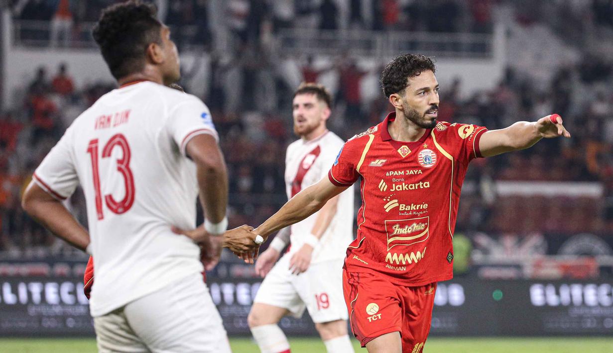 Gelandang serang Persija, Jean Mota Oliveira de Sousa (kanan) merayakan golnya saat melawan Persis Solo pada pertandingan pekan ke-30 BRI Super League 2025/2026 di Stadion Utama Gelora Bung Karno (SUGBK), Jakarta, Senin 27 April 2026 malam WIB. (Bola.com/Abdul Aziz)