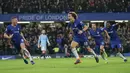 Bek Chelsea, David Luiz (tengah) berlari merayakan setelah mencetak gol kedua timnya selama pertandingan Liga Premier Inggris melawan Manchester City di Stamford Bridge di London (8/12). Chelsea menang 2-0 atas City. (AP Photo/Tim Ireland)