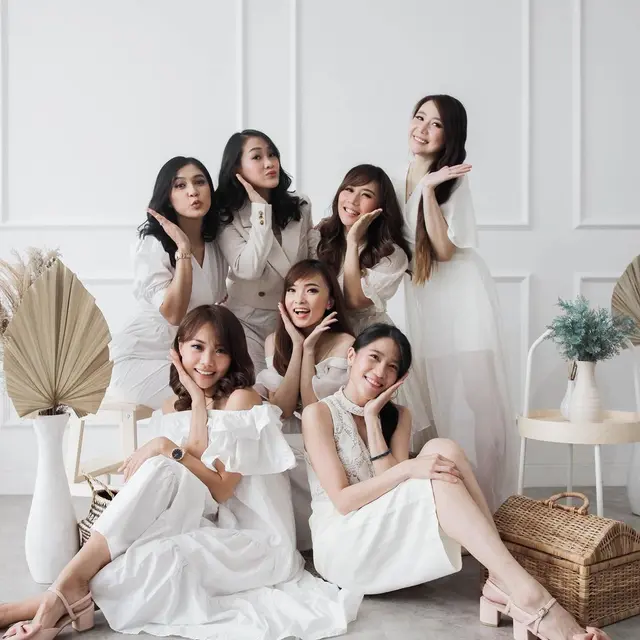 8 Gaya Pemotretan 7 Anggota Eks Cherrybelle, Ada yang Diedit agar Full Team