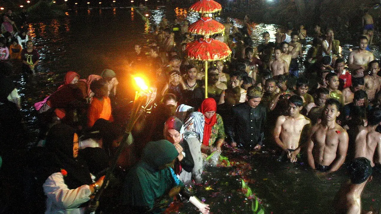 Ritual Kungkum Kali Cawang Desa Banjarpanepen, Sumpiuh, Banyumas, pada Purnama ke-15 bulan Sya’ban dipercaya memperlancar rejeki dan bikin awet muda. (Foto: Liputan6.com/Muhamad Ridlo)