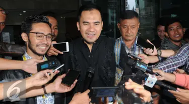 Pedangdut, Saipul Jamil memberi keterangan kepada awak media usai menjalani pemeriksaan di Gedung KPK, Jakarta, Selasa (17/1). Saipul diperiksa terkait suap pengurangan vonis kasus pelecehan seksual di PN Jakarta utara. (Liputan6.com/Helmi Affandi)