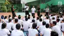 Pemain NBA dari Boston Celtics, Jaylen Brown memberikan coaching clinics untuk siswa-siswi di SMAN 82 Jakarta, Kamis (26/7). Kegiatan tersebut untuk memperkenalkan olahraga basket bagi anak-anak. (Liputan6.com/Arya Manggala)