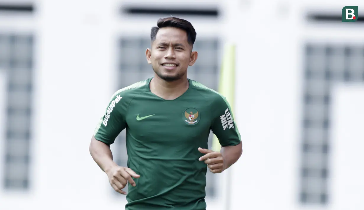 Pemain Timnas Indonesia, Andik Vermansah, tersenyum saat latihan di Stadion Wibawa Mukti, Jawa Barat, Sabtu (3/11). Latihan ini persiapan jelang Piala AFF 2018. (Bola.com/M Iqbal Ichsan)