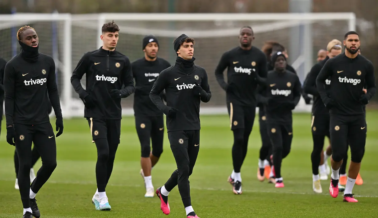 Penyerang Chelsea, Joao Felix (tengah) bersama rekan setimnya menghadiri sesi latihan tim di fasilitas latihan Chelsea Cobham di Stoke D'Abernon, London (6/3/2023). Chelsea akan bertanding melawan Borussia Dortmund pada leg kedua babak 16 besar Liga Champions di stamford Bridge, Inggris.(AFP/Glyn Kirk)