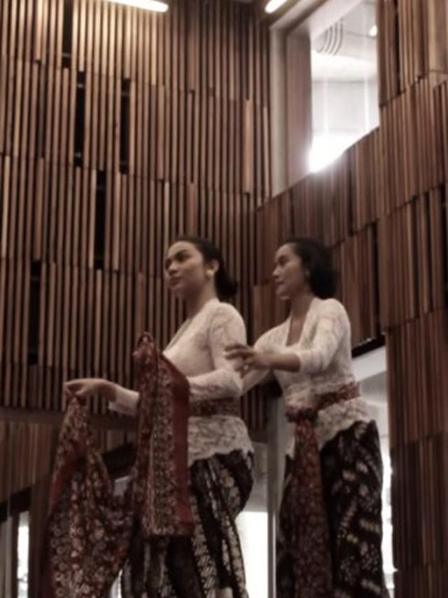 6 Potret Ariel Tatum Belajar Tari Tradisional Yogyakarta, Bak Putri Jawa