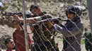 Gerakan perlawanan Afghanistan dan pasukan pemberontakan anti-Taliban mengambil bagian dalam pelatihan militer di daerah Abdullah Khil, Distrik Dara, Provinsi Panjshir, Afghanistan, 24 Agustus 2021. Panjshir jadi satu-satunya wilayah Afghanistan yang belum dikuasai Taliban. (Ahmad SAHEL ARMAN/AFP)