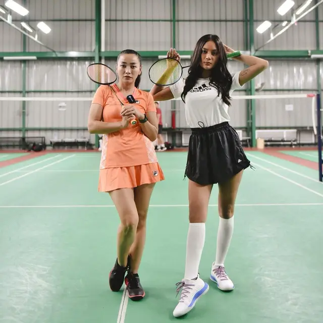 8 Gaya Sporty Hesti Purwadinata dan Erika Carlina, Menang Tepok Bulu Lawan Raisa-Anya