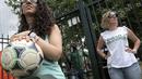 Sukarelawan dalam pertandingan antara Mali melawan Guinea dalam turnamen sepak bola untuk kaum migran dan orang asing bertajuk "Balon Mundial" yang dihelat 6 Juni-5 Juli 2015 di Turin, Italia. (AFP PHOTO/MARCO BERTORELLO)