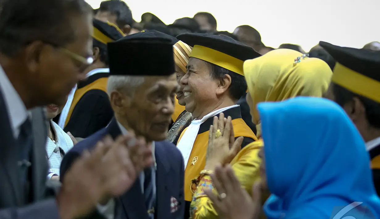 Para undangan yang hadir memberikan ucapan selamat kepada ke empat hakim yang baru, Jakarta, Selasa (21/10/2014) (Faizal Fanani)