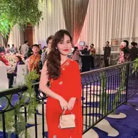 Ayu memilih mengenakan sari khas busana perempuan India. Ia memilih sari warna merah berbordir keemasan serasi dengan rok panjangnya. [@ayutingting92]
