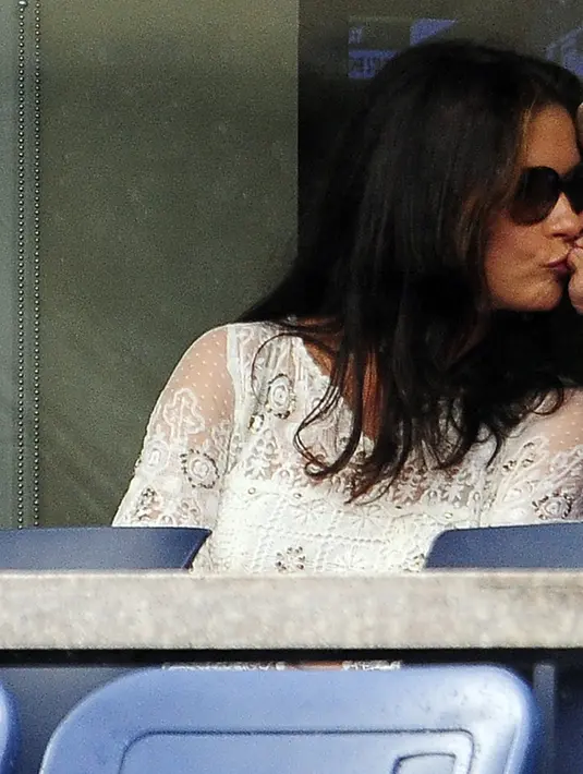 Douglas dan istrinya menebar kemesraan dimana pun menunjukkan keromantisan mereka. (Bintang/EPA)