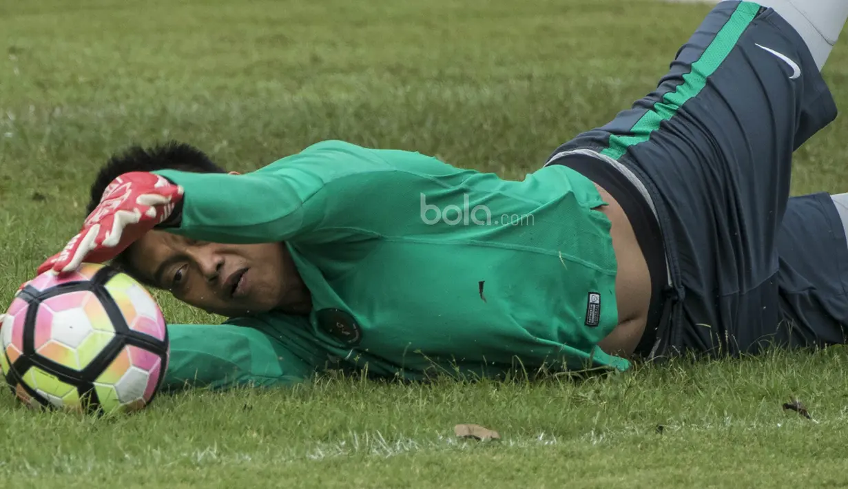Kiper Timnas Indonesia, Kurnia Meiga, menangkap bola saat berlatih di Lapangan SPH Karawaci, Banten, Sabtu (10/6/2017). Latihan ini merupakan persiapan jelang laga persahabatan melawan Puerto Rico. (Bola.com/Vitalis Yogi Trisna)