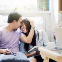 Ilustrasi pasangan cinta romantis/copyright shutterstock.com/TZIDO SUN