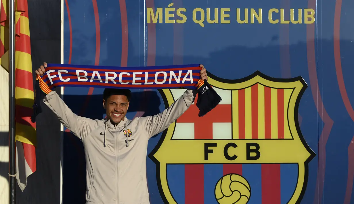 Kesepakatan transfer Vitor Roque sebenarnya sudah terjadi sejak musim panas lalu. Ia ditebus dari Athletic Paranaense. (Josep LAGO / AFP)