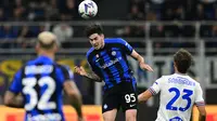Pemain aktif Inter Milan dengan masa bakti terlama dipegang oleh Alessandro Bastoni. Bek tengah Timnas Italia berusia 24 tahun ini kini tengah menjalani musim ketujuh bersama Nerazzurri sejak didatangkan pada awal musim 2017/2018 dari Atalanta dengan nilai transfer 31,1 juta euro. Langsung dipinjamkan ke Atalanta dan Parma pada dua musim pertamanya, ia baru membela Inter Milan mulai 2019/2020. Hingga kini ia telah tampil dalam 173 laga bersama Inter Milan di semua kompetisi dengan torehan 3 gol dan 14 assist. (AFP/Miguel Medina)