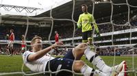 Bomber Tottenham Hotspur, Harry Kane, saat beraksi kontra Manchester United, di Stadion White Hart Lane (10/4/2016). Kane dkk memiliki kesempatan memperpendek selisih angka dengan Leicester City, menjadi hanya lima poin. Syaratnya, mereka harus menaklukka