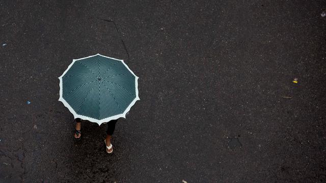 20170530-Imbas Topan Mora, India Diguyur Hujan Deras-AP