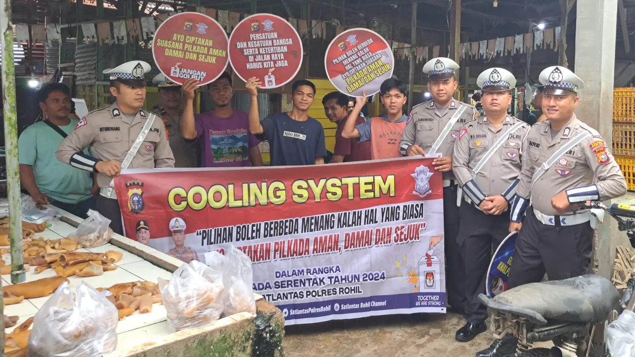 Personel Satuan Lalu Lintas kampanye keselamatan berlalulintas kepada penjual dan pembeli di pasar.