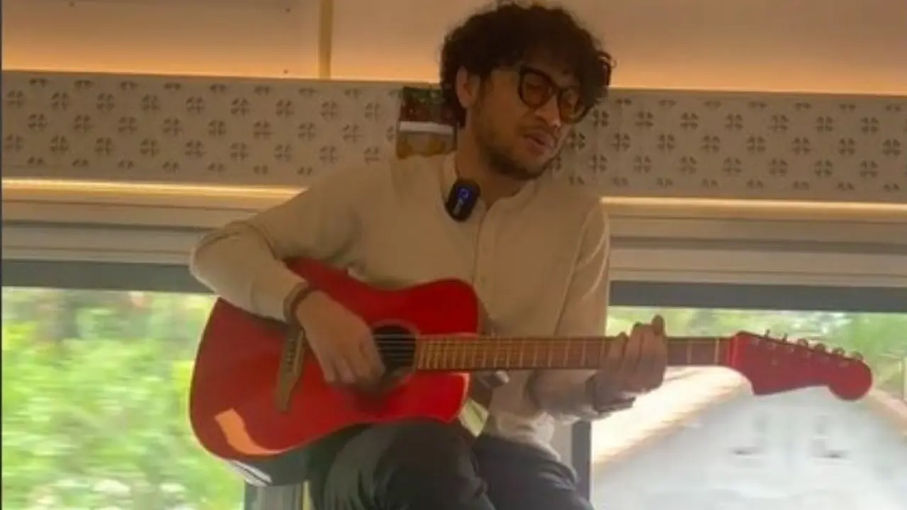 Penumpang Ungkap Menang Kontes Nonton Kunto Aji Ngamen di Kereta dan Bisa Ngobrol Bareng.  foto: TikTok @fazazikrissilmi