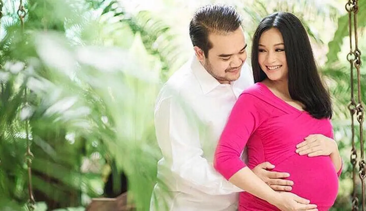 Video singkat itu mengambarkan proses persalinan normal yang dilakukan oleh artis 22 tahun itu. Suasana haru begitu terlihat saat bayi lahir diletakkan diatas perut Tya yang masih tergolek lemah.  (Instagram/tyaarifinnw)