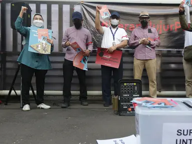 Penyidik KPK nonaktif, Novel Baswedan saat aksi bersama pegiat anti korupsi melakukan aksi di depan Gedung ACLC KPK Kuningan, Jakarta, Rabu (15/9/2021). Dalam aksinya mereka meminta Presiden Joko Widodo membatalkan pemecatan 57 pegawai KPK yang tidak lolos TWK. (Liputan6.com/Helmi Fithriansyah)