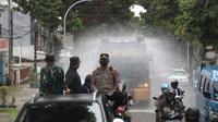 Mobil water cannon semprot cairan disinfektan di jalanan Kota Bogor sebagai upaya meminimalisasi penyebaran Covid-19. (Liputan6.com/Achmad Sudarno)