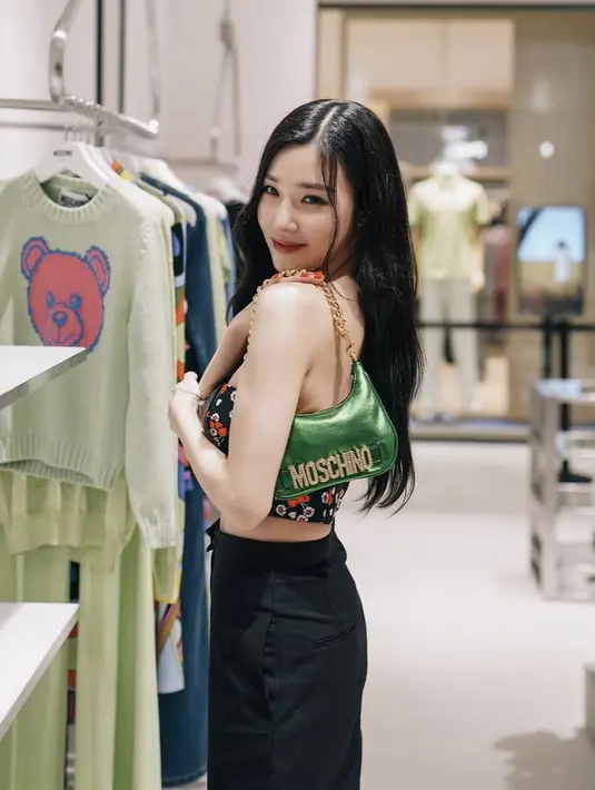 “Saya merasa terhormat menjadi bagian dari keluarga Moschino. Saya tidak sabar menunggu perjalanan mengasyikkan dengan Rumah Italia ini” kata Tiffany Young. [@tiffanyyoungofficial]