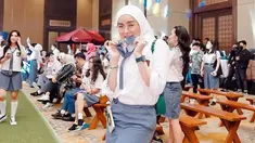 Olla Ramlan berpose saat menghadiri ulang tahun Ussy Sulistiawaty. Olla Ramlan mengenakan seragam putih abu-abu. Olla Ramlan melengkapi penampilannya itu dengan hijab, dasi, dan kacamata. Tak hanya itu, Olla Ramlan terlihat menggendong tas kecil. (Instagram/ollaramlan)