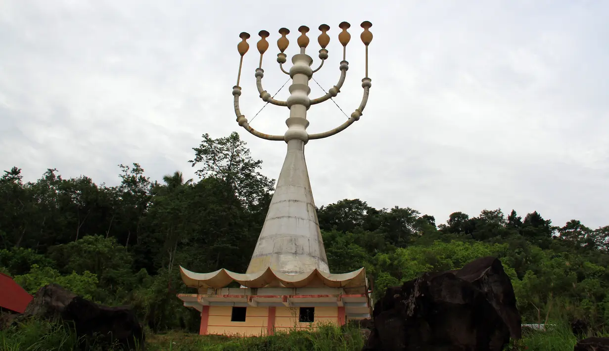 Penampakan menorah setinggi 62 kaki atau sekitar 18,9 meter di Tondano, Sulawesi Utara, Senin (4/3). Menorah ini mungkin yang terbesar di dunia. (Ronny Adolof Buol/AFP)