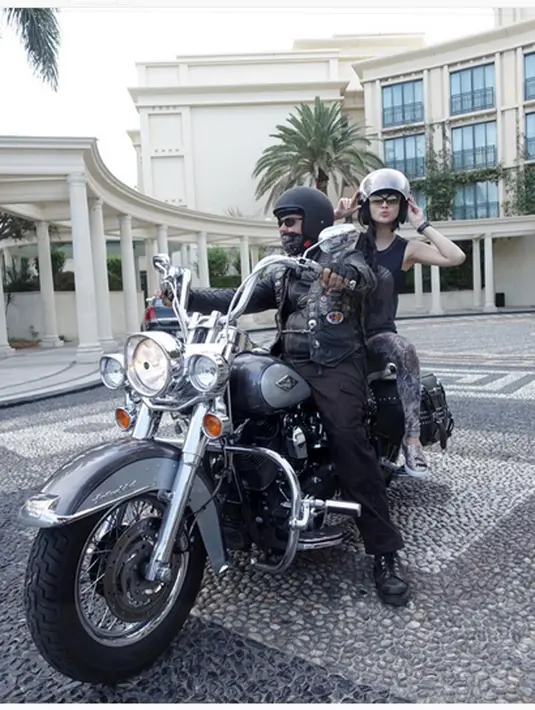 "sebelum dinner malam ini di Gold Coast adalah jalan jalan naik Harley Davidson 🏍.. Ternyata asik bgt yah 😆 walaupun kejemur matahari tp super fun☀️ tulis pemilik nama Monica Nicholle Sandra Dewi Gunawan Basri. (Instagram/@sandradewi88)