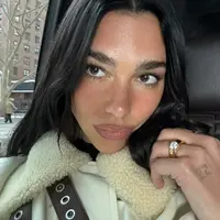 Intip gaya Dua Lipa kenakan cincin berlian yang diduga jadi cincin tunangan (@dualipa)